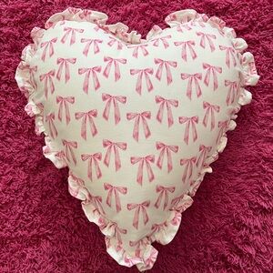 Heart-Shaped Bow Print Throw Pillow in Pink and White